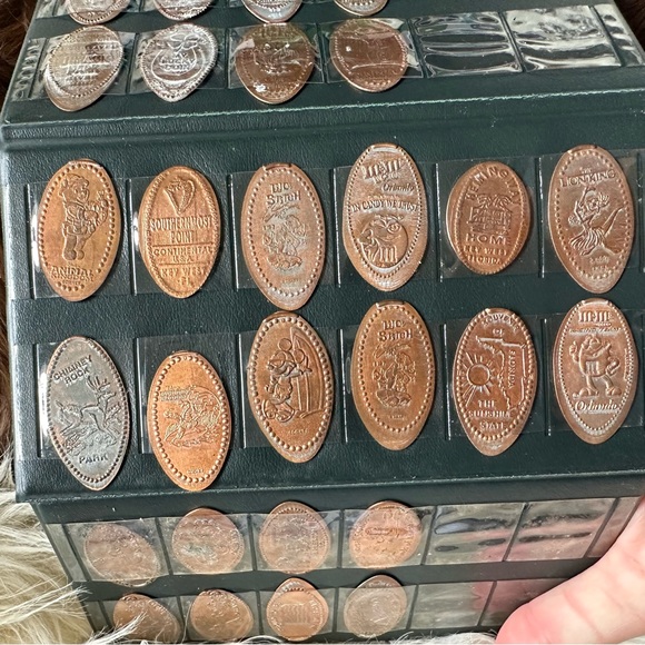 RAINFOREST CAFE 2003 Penny Collector Disney Orlando Coin Album with 29 Coins - Picture 5 of 9